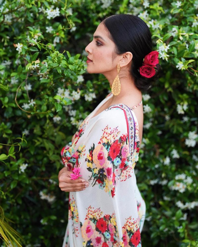 malavika-mohanan-hot-in-sarees